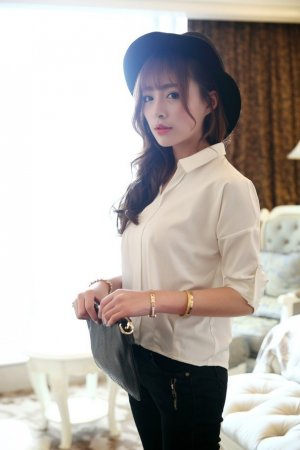 小保姆在厨房做饭