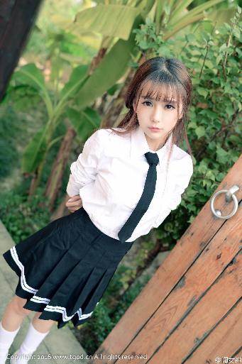 中午妈妈在厨房做饭